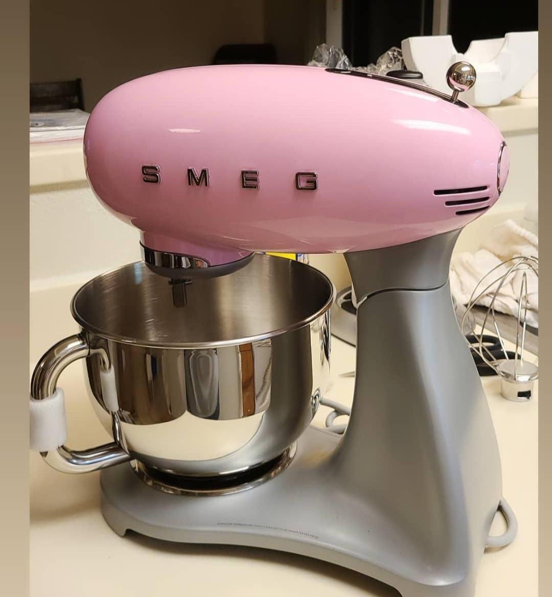SMEG SMF04 5-Qt Classico Stand Mixer with Smooth Start & SteadyMix, 600W Motor, 10 Speeds, Stainless Steel Bowl & Pour Shield - Retro 50's Style Planetary Mixer for Dough, Baking & Desserts-Black customer photo 1