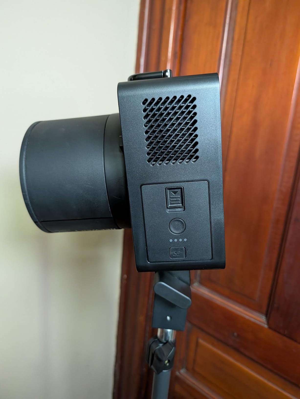 NEEWER 600Ws 2.4G TTL Outdoor Studio Flash, App Control Strobe Light Photography with 1/1 to 1/512 Output, 1/8000 HSS, 2900mAh Battery/400 Full Power Flash/0.01-0.9s Recycle/30W LED Modeling Lamp, Q6 customer photo 1