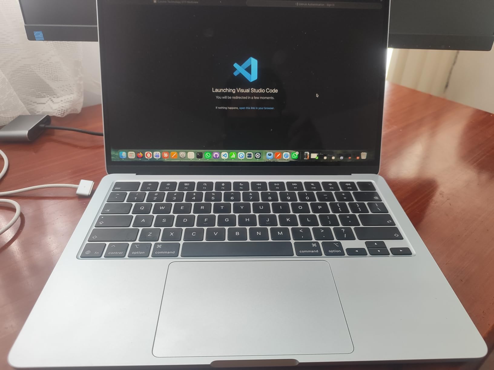 2026 MacBook Air 13-inch Laptop with M5 chip: Built for AI, 13.6-inch Liquid Retina Display, 24GB Unified Memory, 1TB SSD, 12MP Center Stage Camera, Touch ID, Wi-Fi 7; Starlight customer photo 2