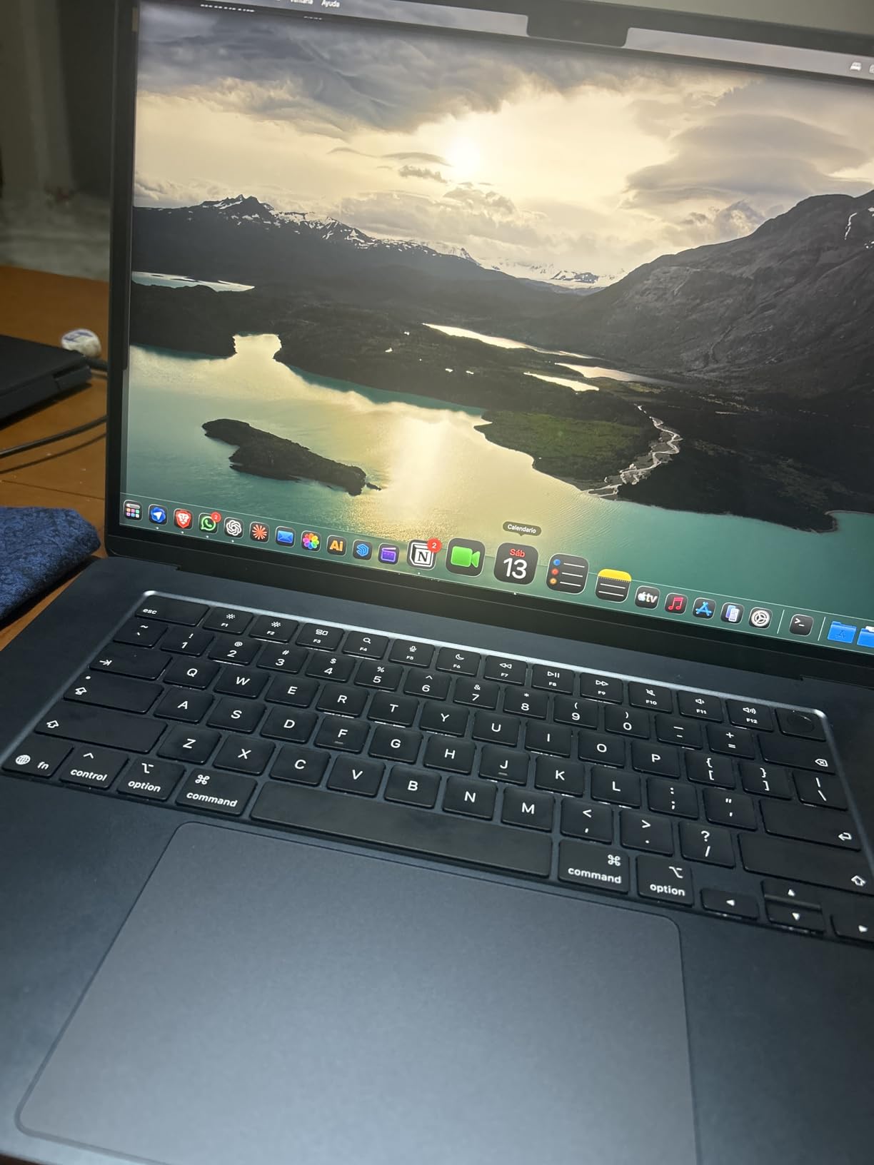 2026 MacBook Air 15-inch Laptop with M5 chip: Built for AI, 15.3-inch Liquid Retina Display, 16GB Unified Memory, 512GB SSD, 12MP Center Stage Camera, Touch ID, Wi-Fi 7; Starlight customer photo 2