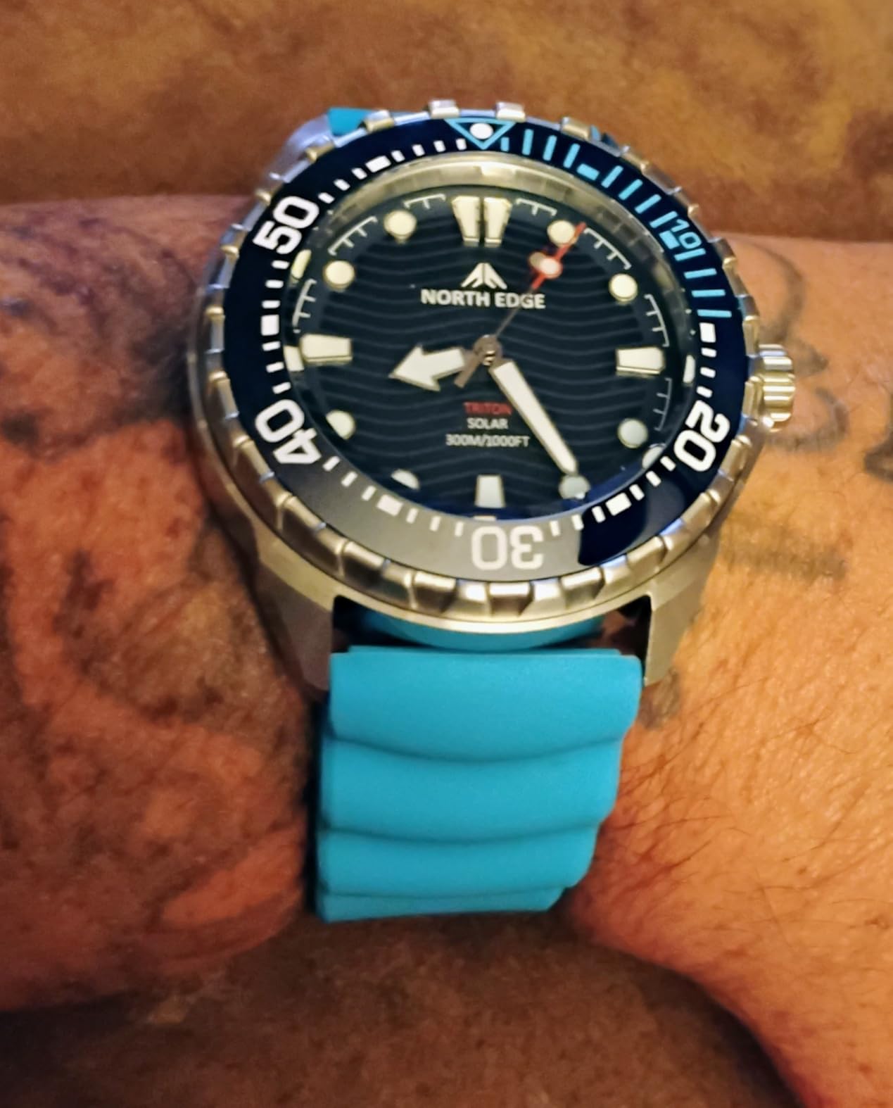 NORTH EDGE Solar Powered Dive Watch Men's Watch, 1000FT/300M Water Resistance, Luminous Dial, Silicone Strap 45.8MM customer photo 1
