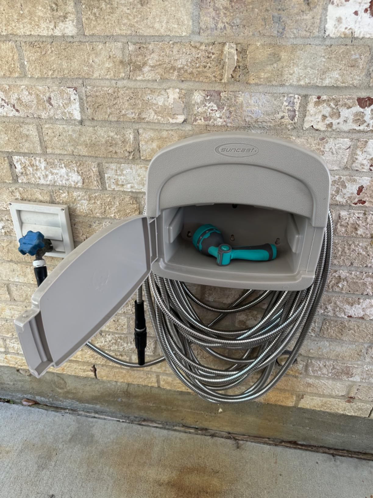 Suncast CPLDHH15000 Deluxe Garden Hangout with 150-Foot Capacity And Enclosed Storage Compartment, DHH150 Hose Hanger customer photo 1