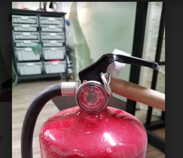 First Alert Fire Extinguisher, Heavy Duty for Commercial Use | PRO10 UL rated 4-A:60-B:C, Red, 1-Pack customer photo 1