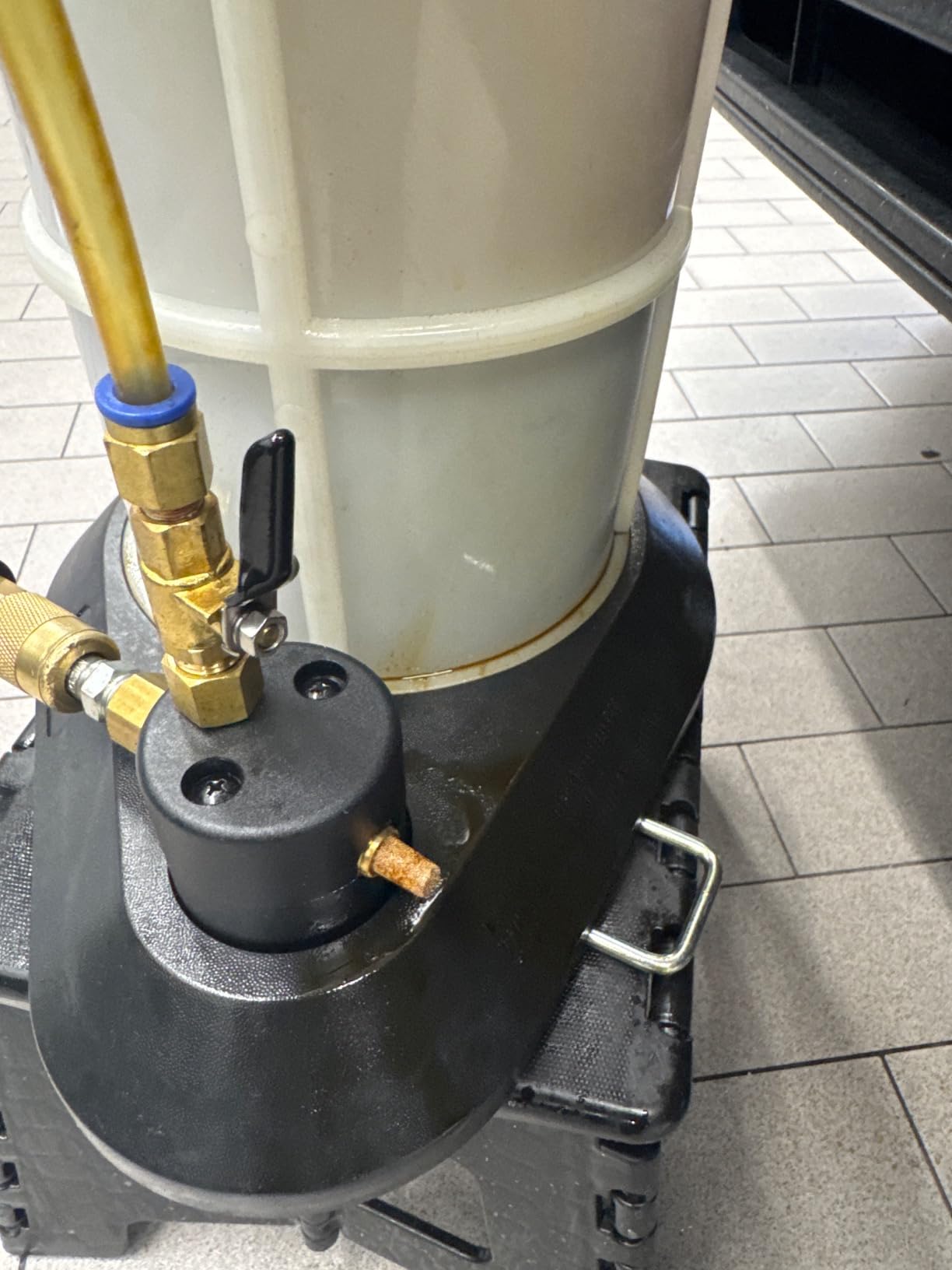 Mityvac MV7300 Pneumatic 2.3 Gallon Venturi Vacuum Pump Fluid Evacuator, Uses Compressed Air, Chemical-Resistant Polyethylene, Air Shut-Off Valve, Overflow Prevention, Quick-Drain Spout, Large Base customer photo 1