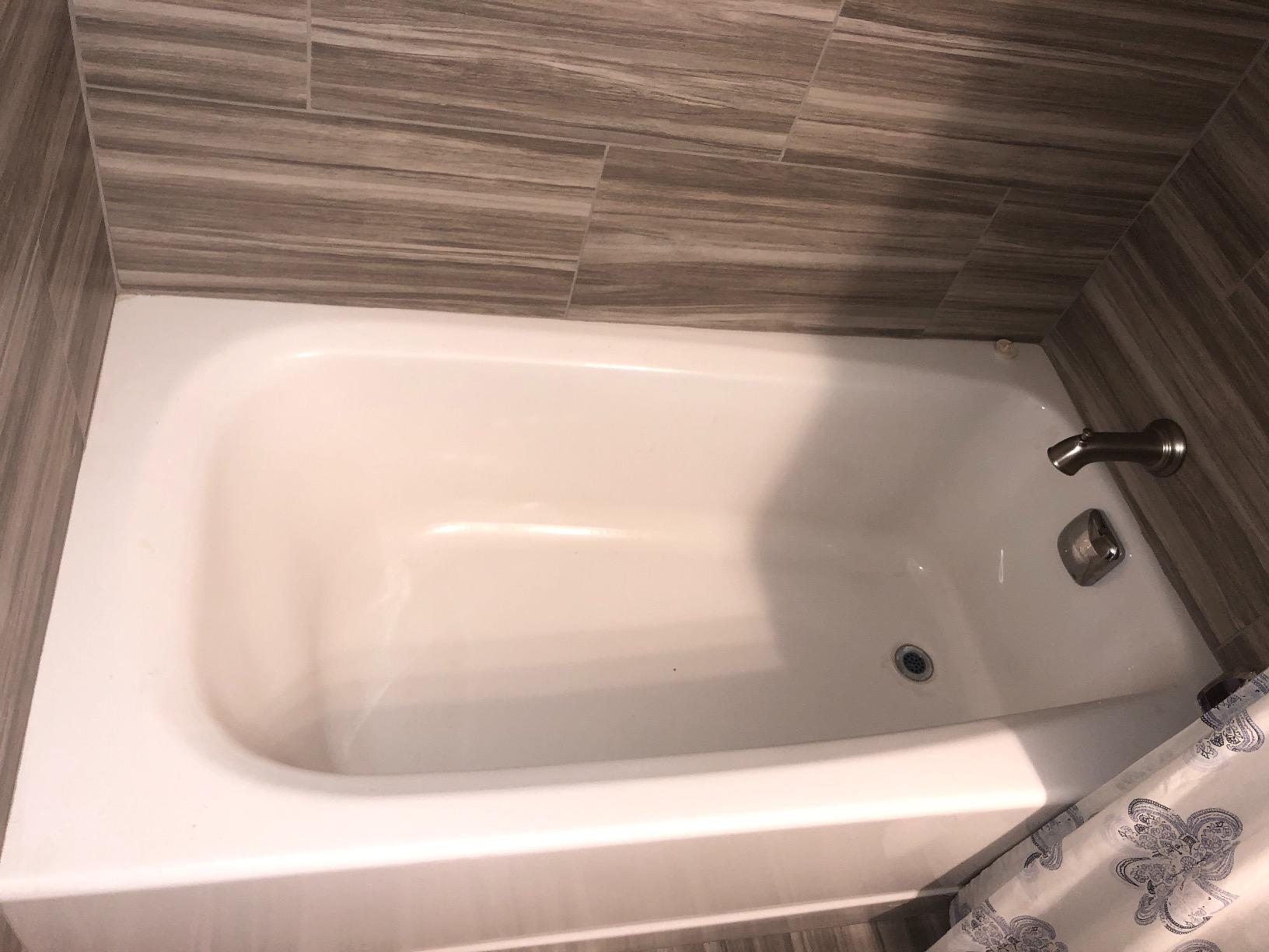 American Standard 2461002.020 Cambridge Americast 60 x 32-Inch Integral Apron Bathtub With Right-Hand Outlet, White customer photo 1