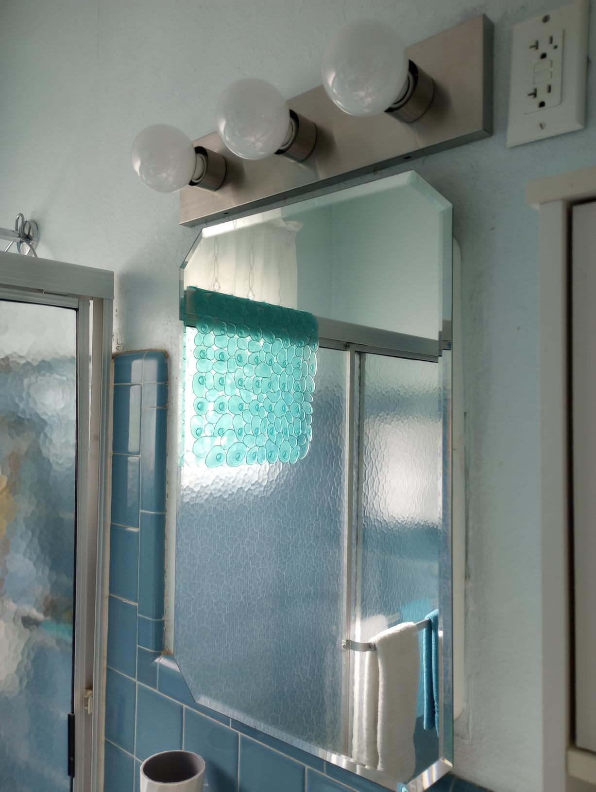 Design House Vanity Lighting, Steel Construction, 4 Vanity Lights, Dimmable, Uses Four 60W Bulbs, Polished Chrome, 24.0 in. W x 4.3 in. H x 2.0 in. D, 500892 customer photo 2