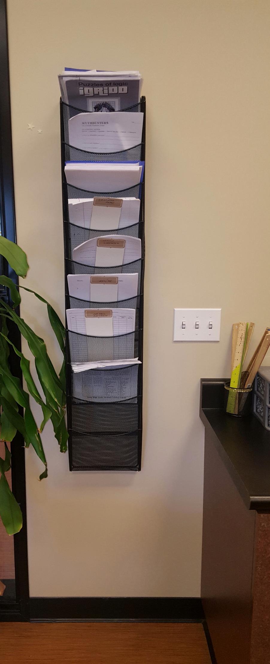 Safco Mesh Magazine Holder, 5 Pocket Wall Mount Display Rack, Brochure Organizer, Durable Steel Construction, 5lb Capacity, Black customer photo 2