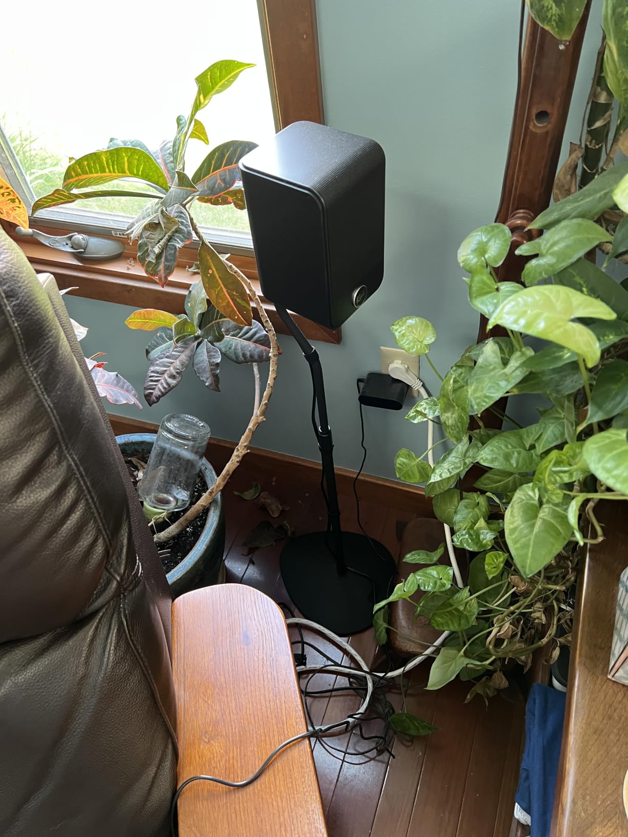 SANUS Speaker Stands Pair for Satellite & Bookshelf Speakers up to 3.5lbs – 10” Height Adjustment – Includes L-Shaped Bracket & Keyhole Adapter for Compatibility – Easy DIY Assembly customer photo 2