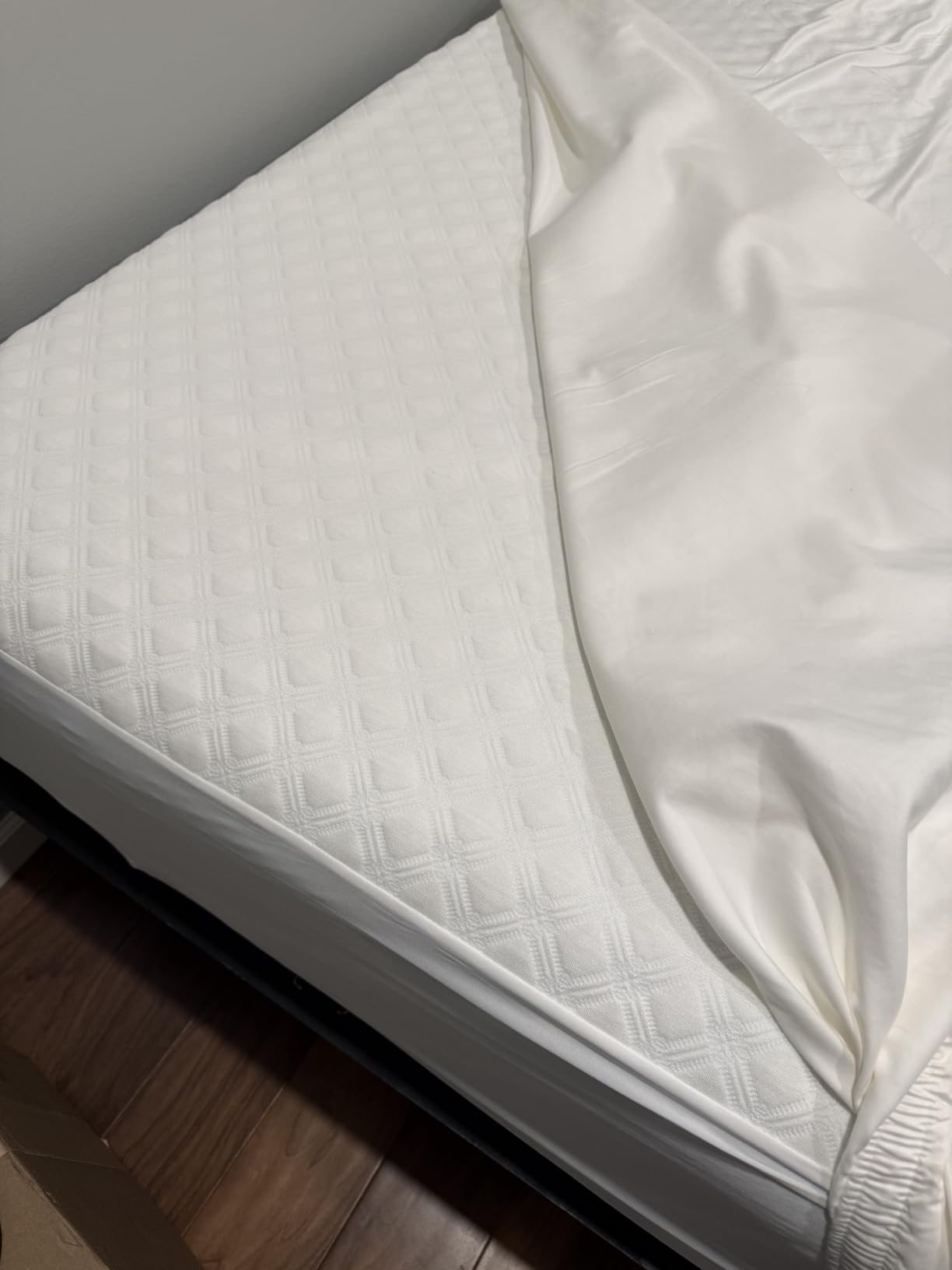 SafeRest Waterproof King Size Mattress Protector | Fitted with Stretchable Pockets, Machine Washable, Cotton Blend Mattress Cover for Bed customer photo 1