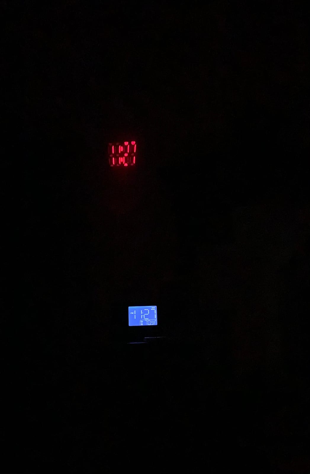 Magnasonic Projection Alarm Clock with AM/FM Radio, Battery Backup, Auto Time Set, Dual Alarm, Nap/Sleep Timer, Indoor Temperature/Date Display with Dimming & 3.5mm Audio Input - Black (EAAC601) customer photo 1