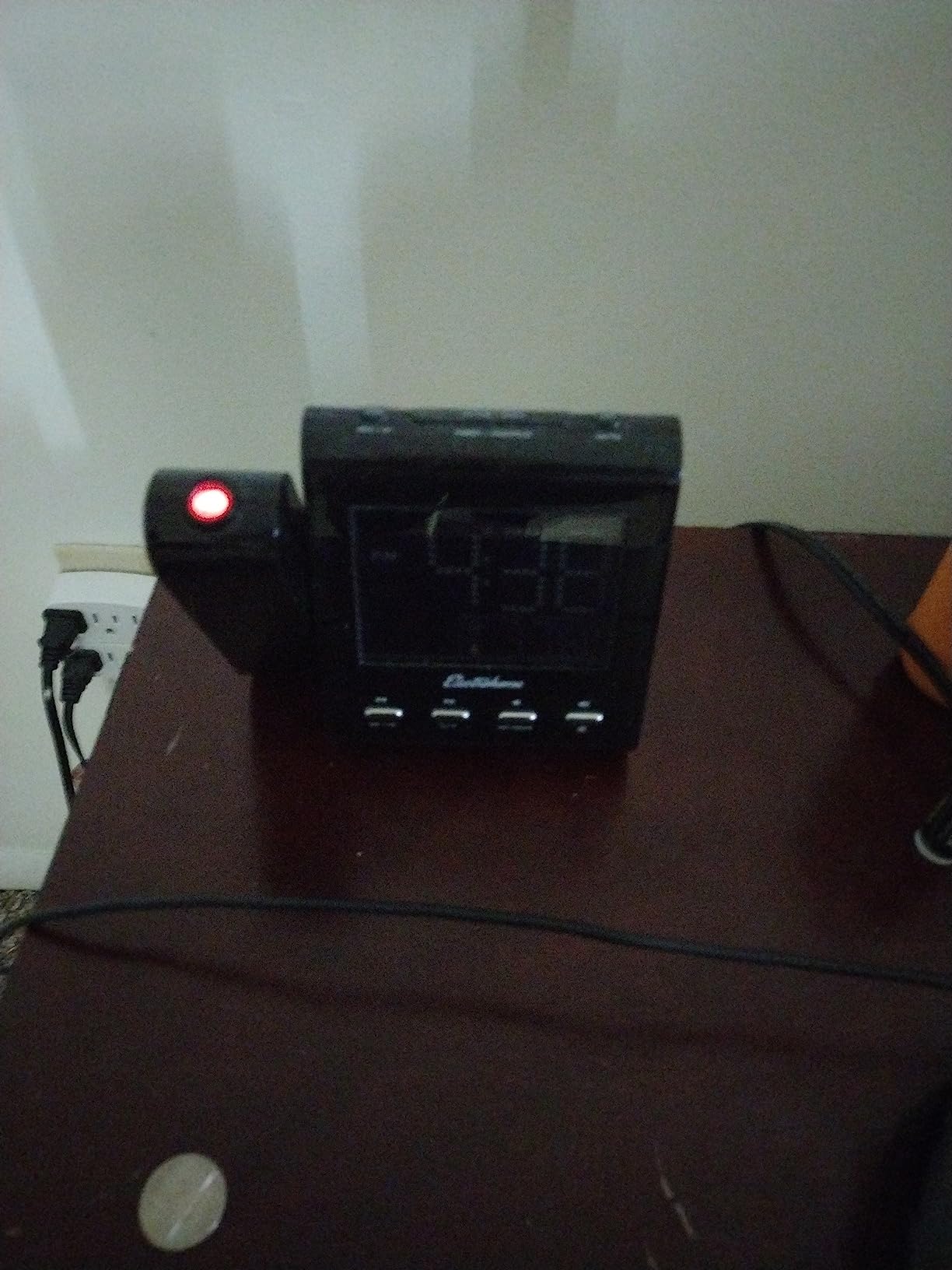 Magnasonic Projection Alarm Clock with AM/FM Radio, Battery Backup, Auto Time Set, Dual Alarm, Nap/Sleep Timer, Indoor Temperature/Date Display with Dimming & 3.5mm Audio Input - Black (EAAC601) customer photo 2