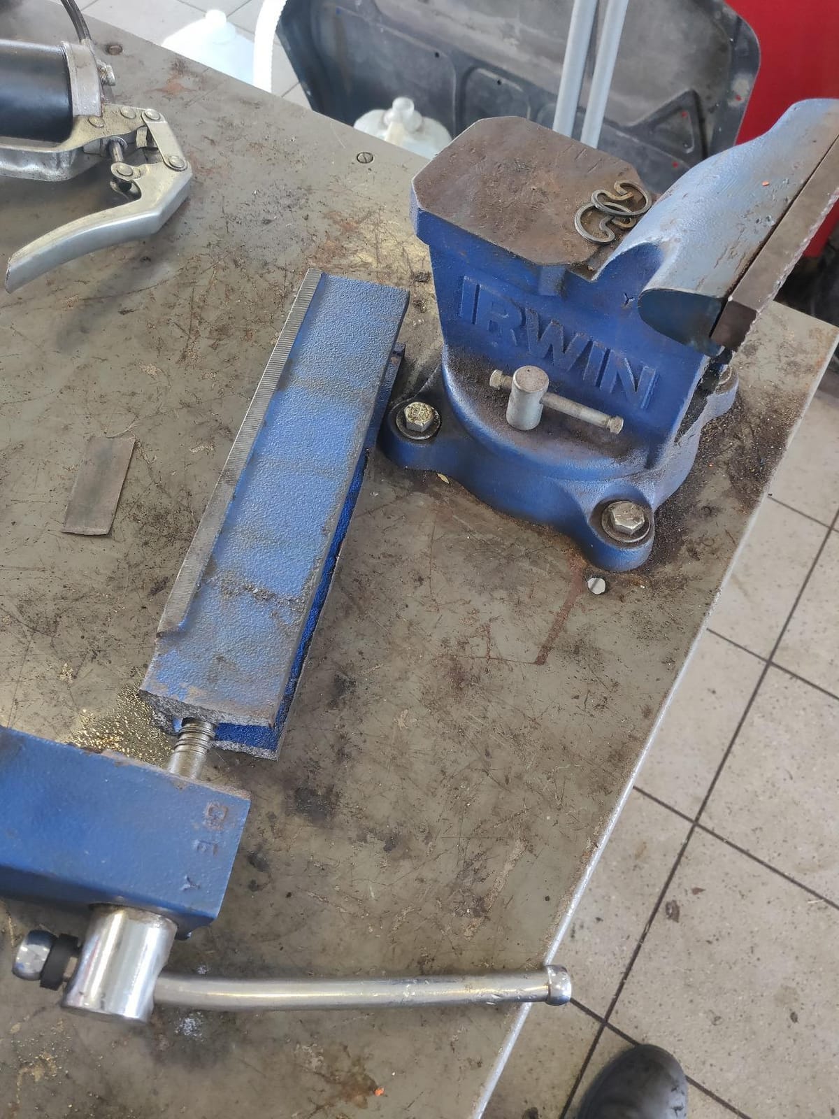 IRWIN Multi-Use Bench Vise, Heavy-Duty, 6-Inch (4935506) customer photo 1