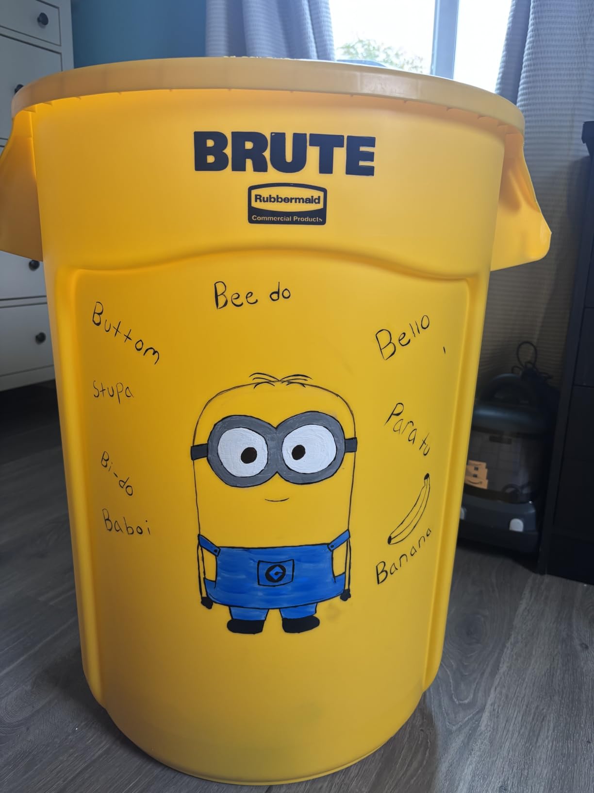 Rubbermaid Commercial Products BRUTE Heavy-Duty Round Trash/Garbage Can, 10-Gallon, Yellow, Outdoor Waste Container for Landscapers/Construction/Restaurants/Back of House/Offices/Warehouses customer photo 1