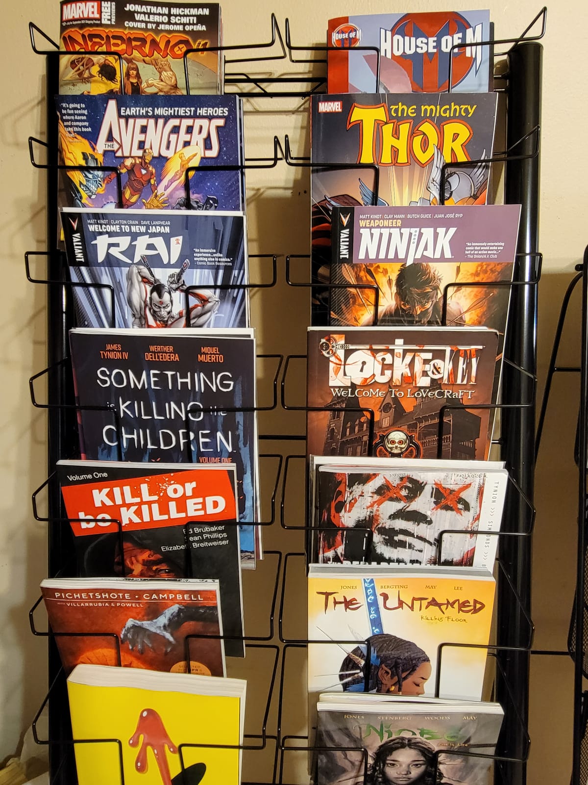 Displays2go Floor-Standing Wire Magazine Rack, 20 Pockets, Black customer photo 1