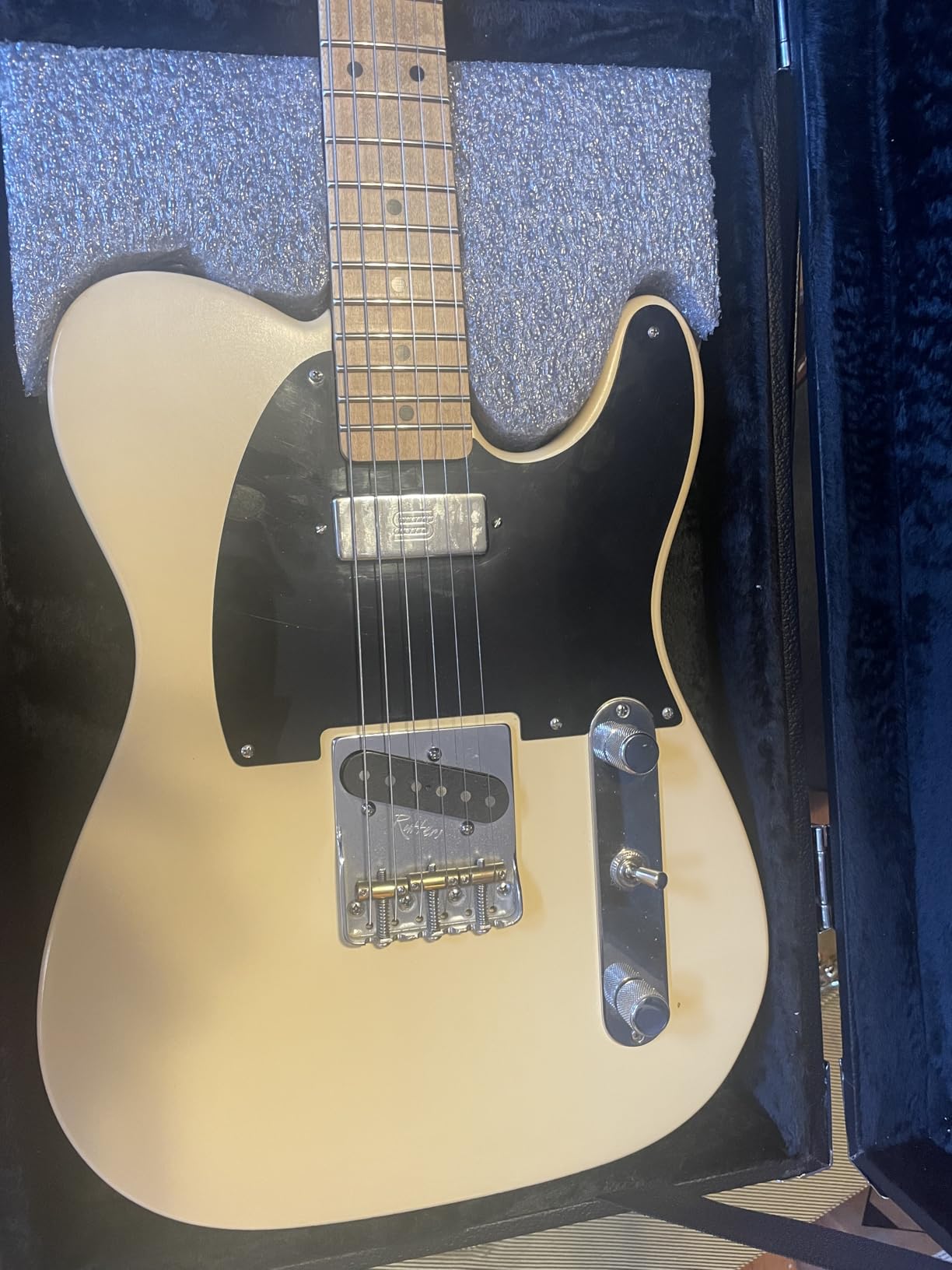 Gearlux Electric Guitar Hard Case for Fender Stratocaster/Telecaster and Standard-Size Guitars with Exterior Lock and Key - Black customer photo 1