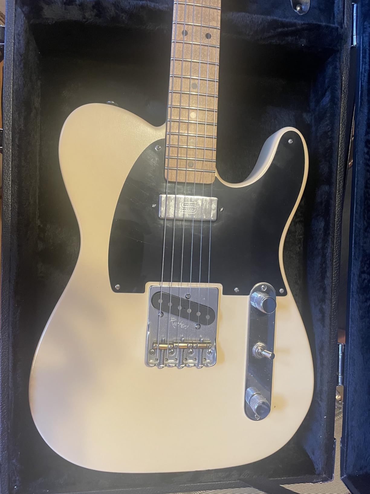 Gearlux Electric Guitar Hard Case for Fender Stratocaster/Telecaster and Standard-Size Guitars with Exterior Lock and Key - Black customer photo 2
