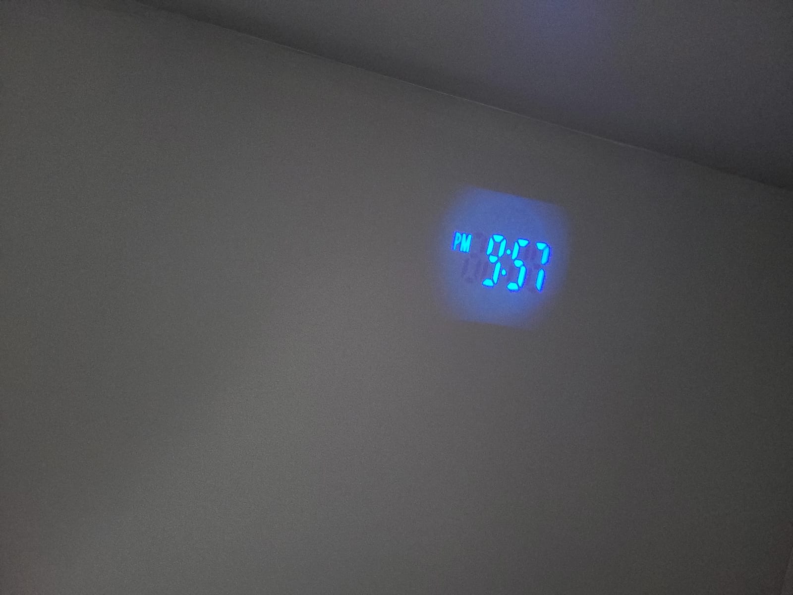 Homedics Dual Alarm Digital FM Clock Radio Time Projection | 8 Relaxing Nature Sounds, LED Display, Multi-Alarm Snooze, Sleep Timer, Nightlight, Ceiling Clock SoundSpa, White customer photo 2