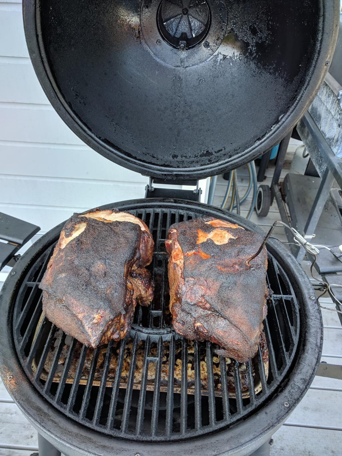 Char-Griller AKORN 20-Inch Kamado Charcoal Grill and Smoker, Triple-Wall Insulated Steel with Cast Iron Grates, Warming Rack and EasyDump Ash Pan, 445 Sq. In. Cooking Area, Graphite customer photo 2