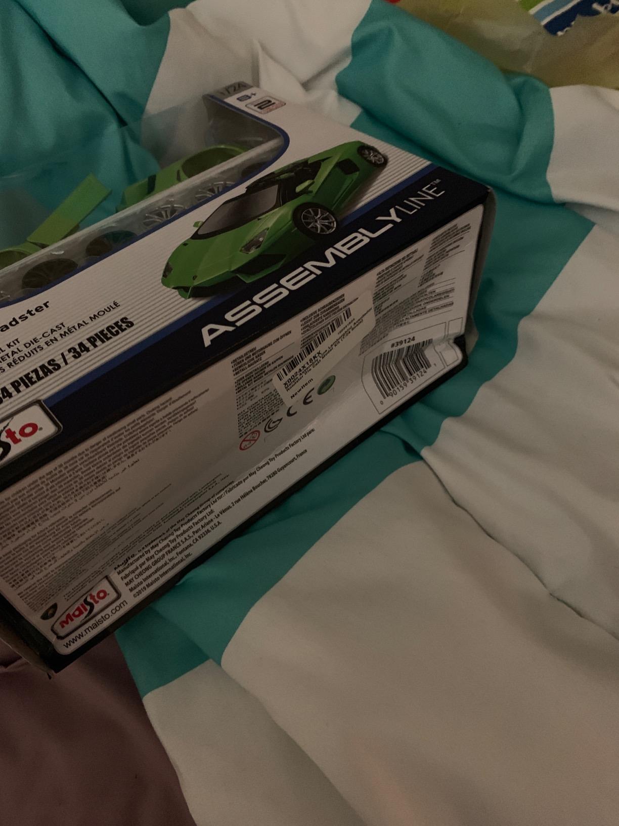 Maisto Assembly Line Lamborghini Aventador Roadster Die Cast Model Kit (1:24 Scale) (39124) customer photo 1