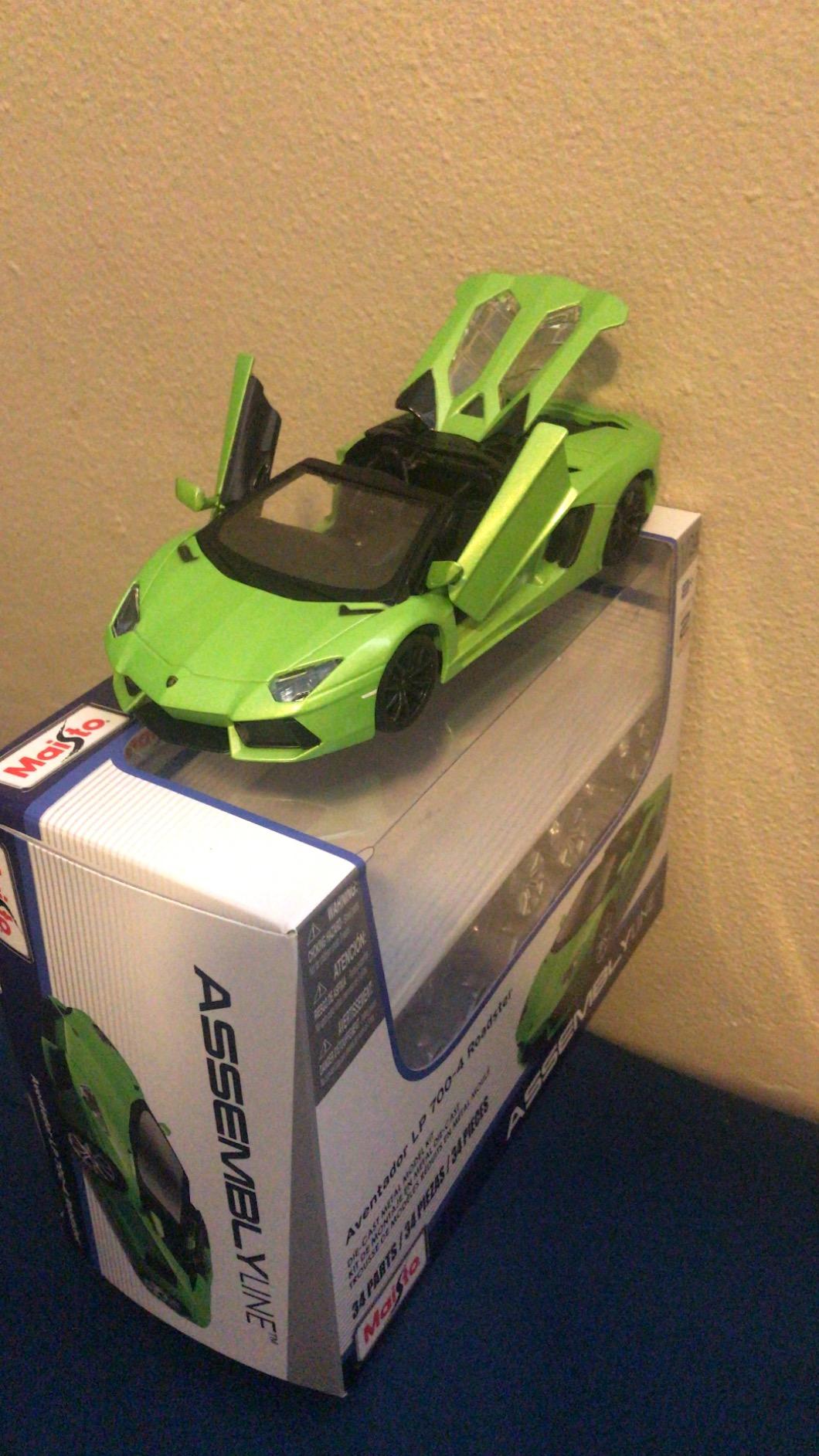 Maisto Assembly Line Lamborghini Aventador Roadster Die Cast Model Kit (1:24 Scale) (39124) customer photo 2