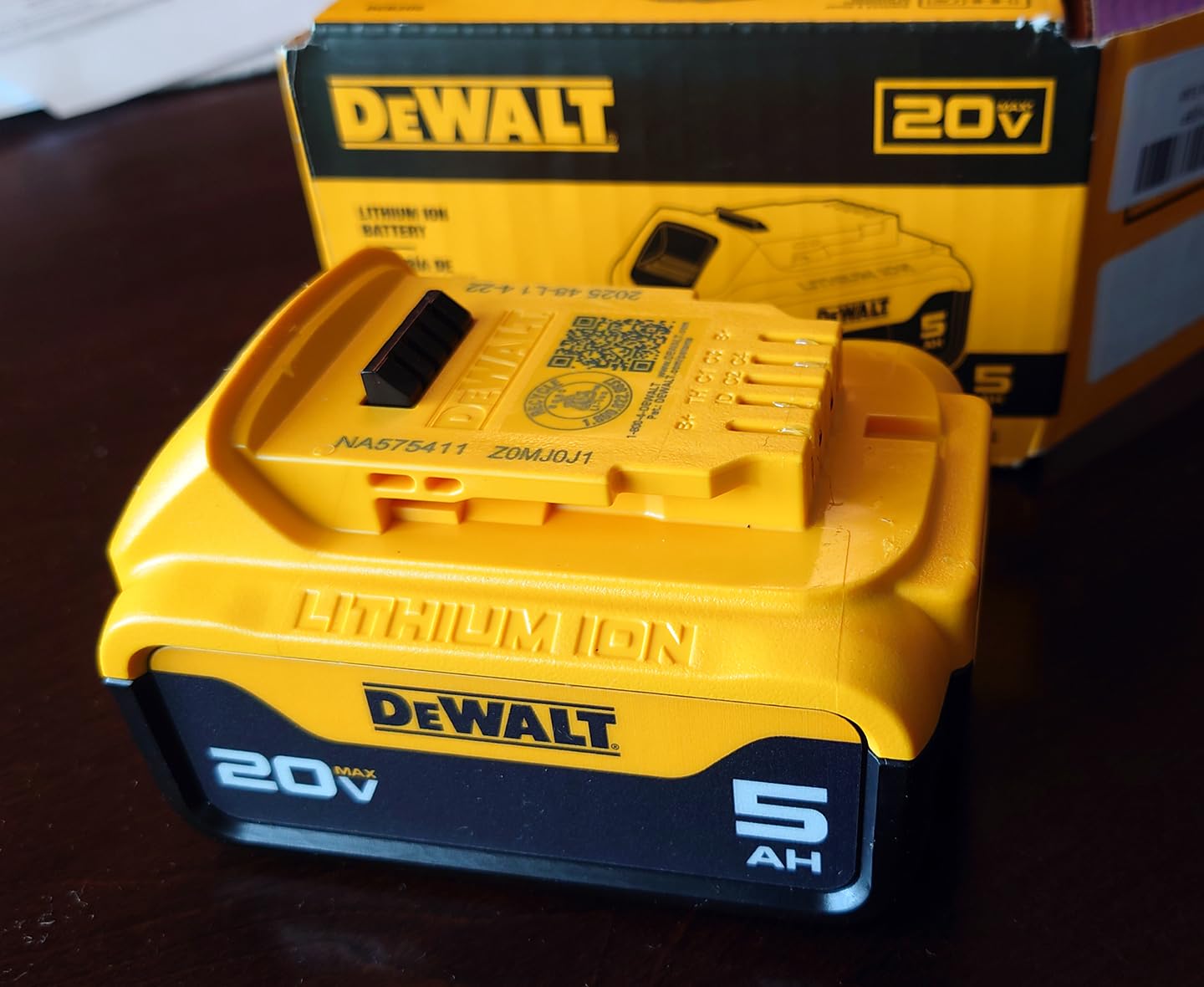 DEWALT 20V MAX Battery, Lithium Ion, 5.0Ah (DCB205) customer photo 1