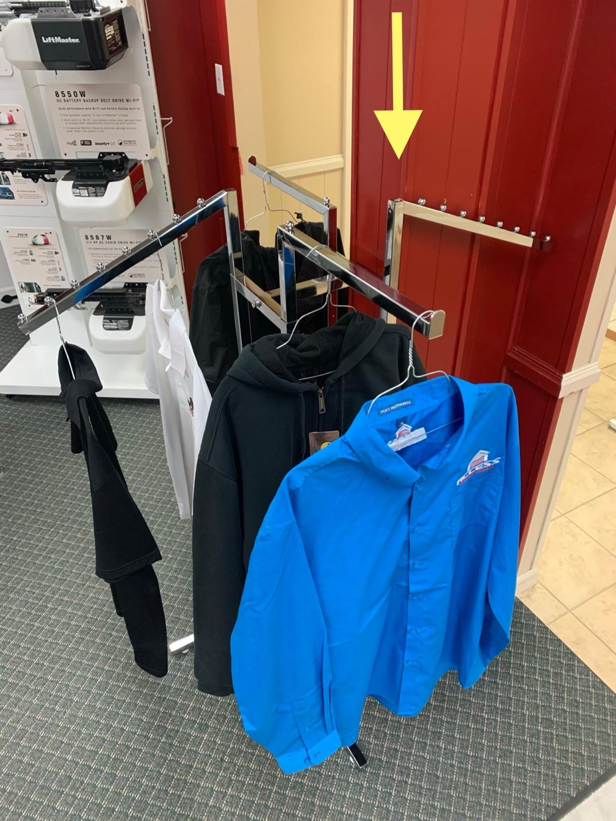 Econoco 4-Way Clothing Rack, Chrome, 2 Straight & 2 Slanted Arms, 48–72in H customer photo 2