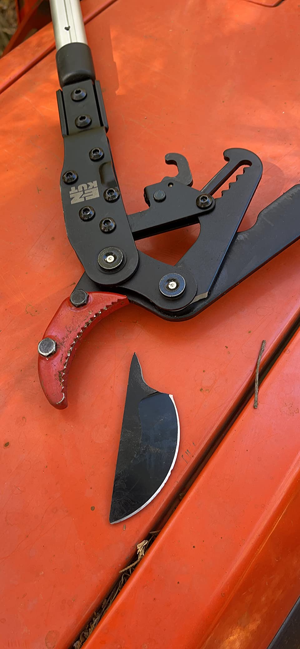 EZ Kut G2 Tree Trimmer Ratcheting Branch Cutter. Heavy Duty Branch Cutter. 42 inch Extendable Anvil Hand Loppers. Tree Pruner Trusted Since 1988. Chops Thick Branches with Ease. customer photo 2