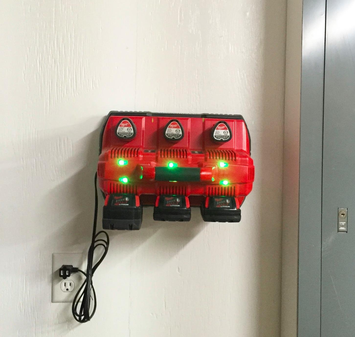 Milwaukee (MLW48591807) M12™ & M18™ Rapid Charge Station customer photo 1