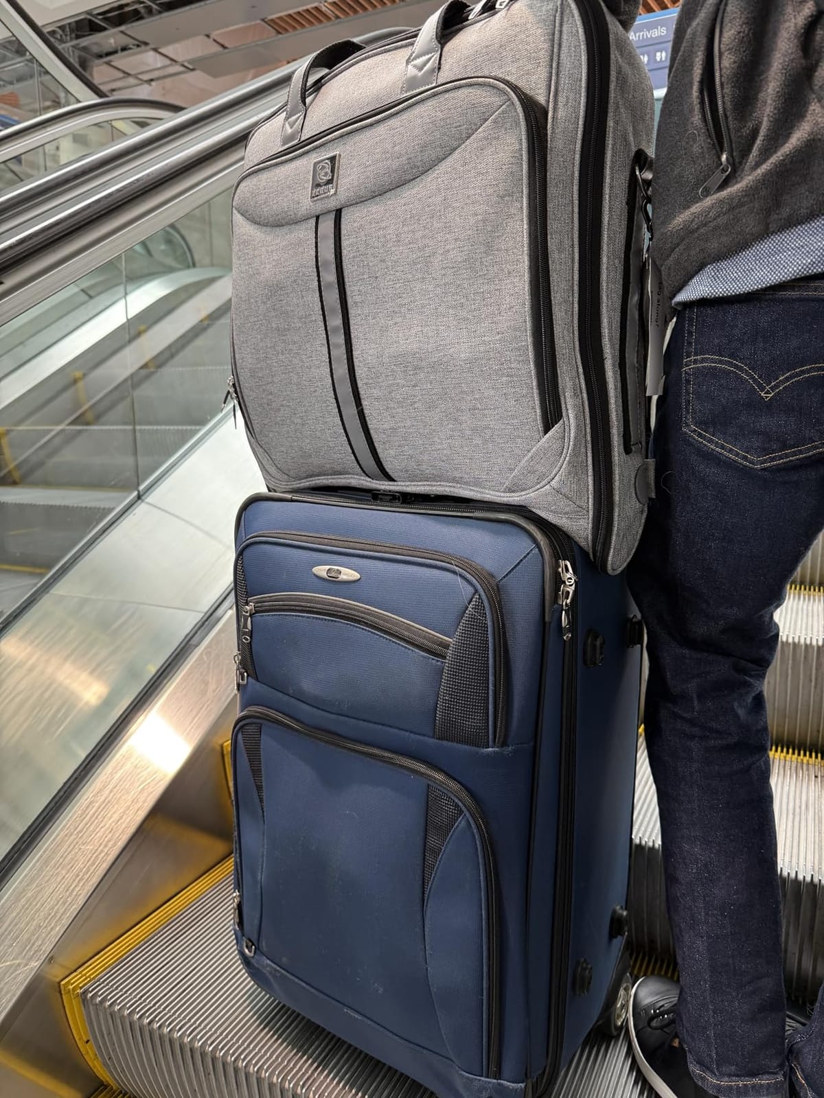 ZEGUR Premium Suit Garment Bag Carry On, Hangs 4 Suits | Travel and Business Bag with Shoulder Strap and Laptop Compartment (Black) customer photo 1