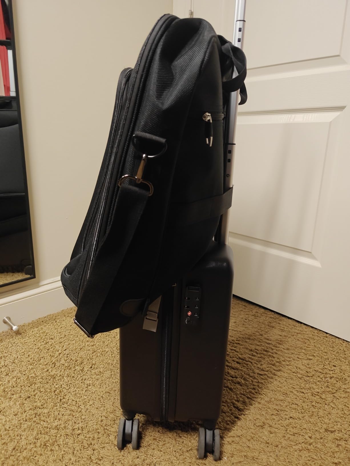 ZEGUR Premium Suit Garment Bag Carry On, Hangs 4 Suits | Travel and Business Bag with Shoulder Strap and Laptop Compartment (Black) customer photo 2