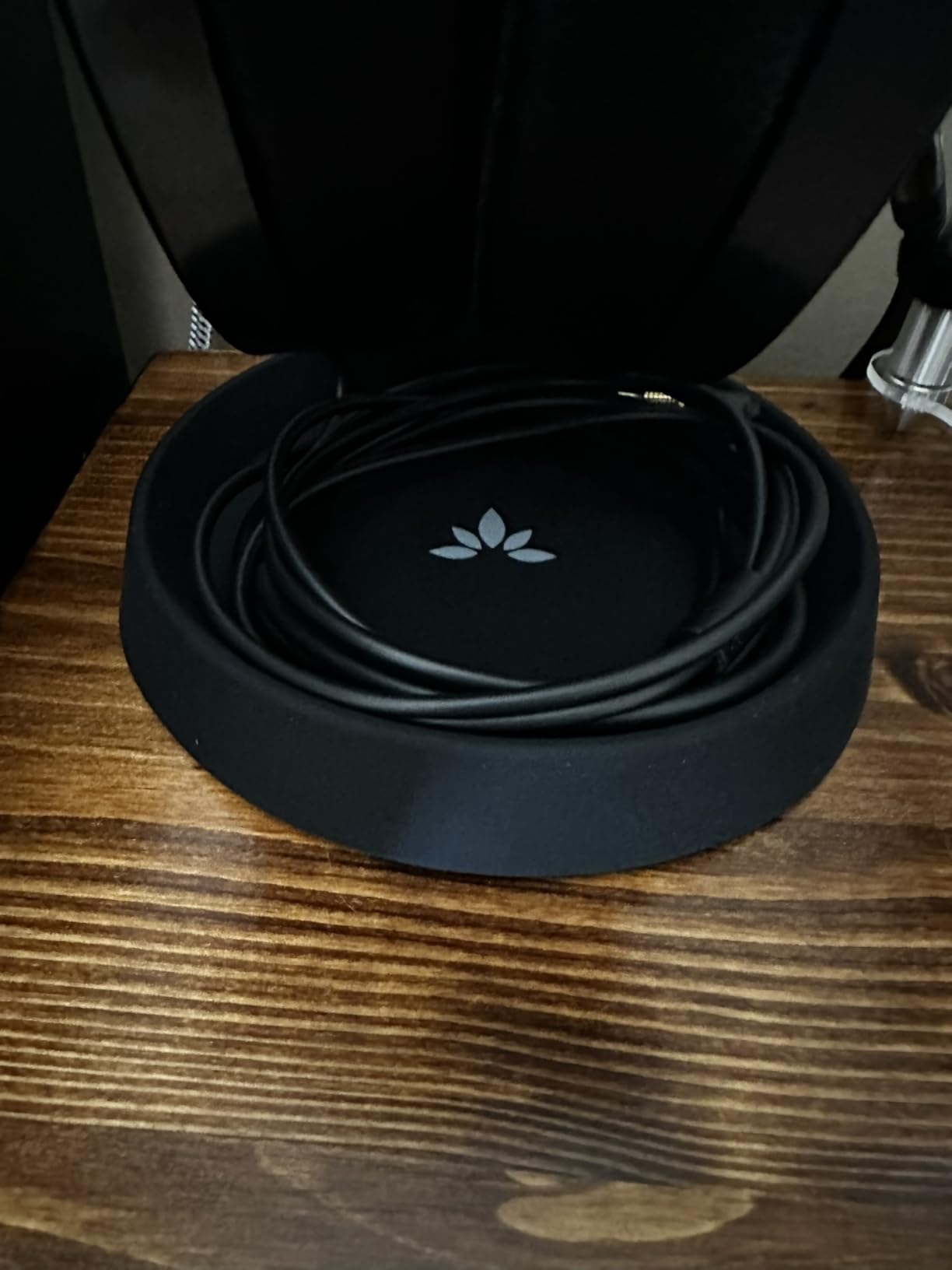 Avantree HS102 - Metal Headphone Stand with Cable Holder | Sturdy metal and silicone desktop stand keeps headphones secure customer photo 1