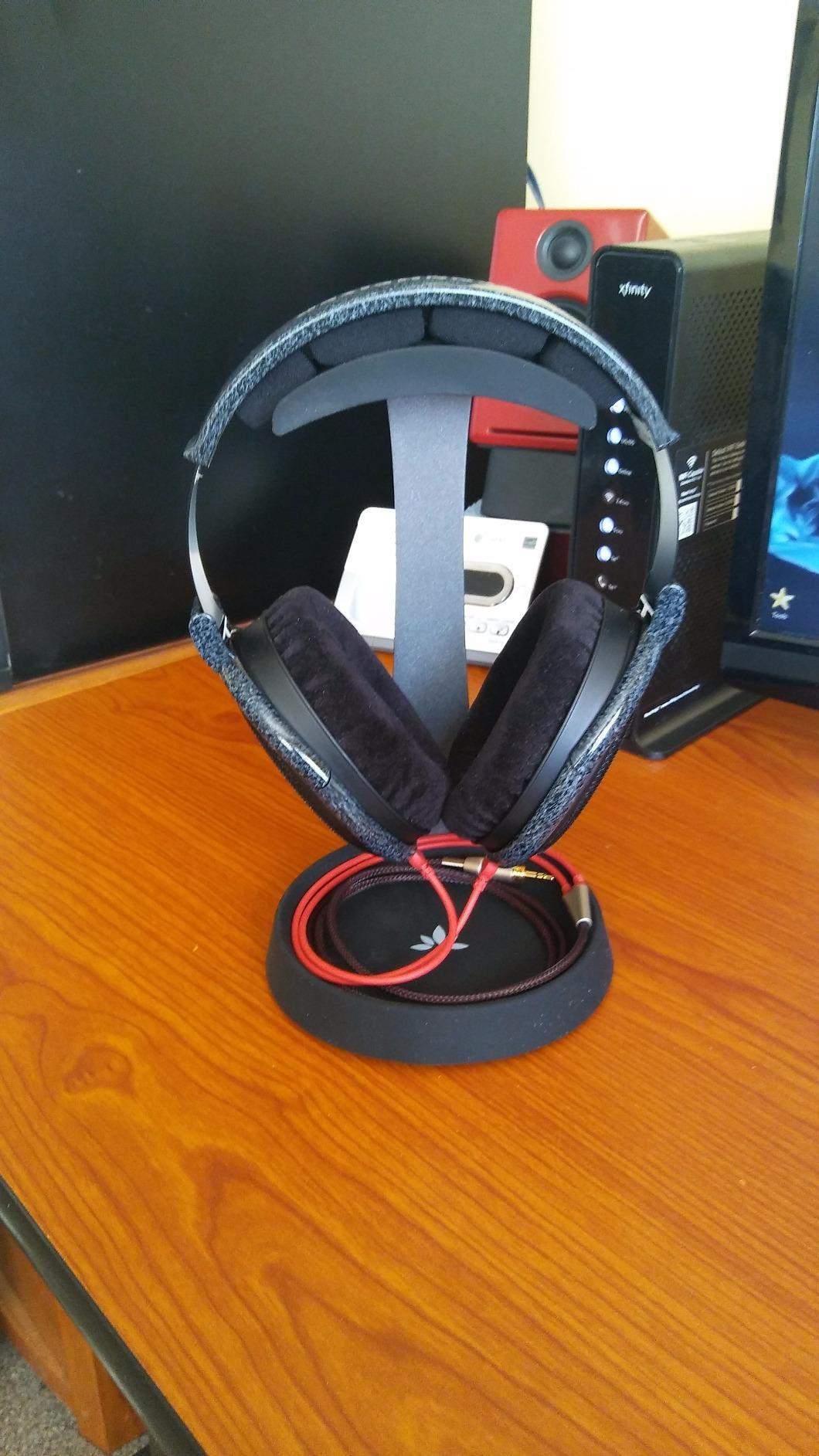Avantree HS102 - Metal Headphone Stand with Cable Holder | Sturdy metal and silicone desktop stand keeps headphones secure customer photo 2