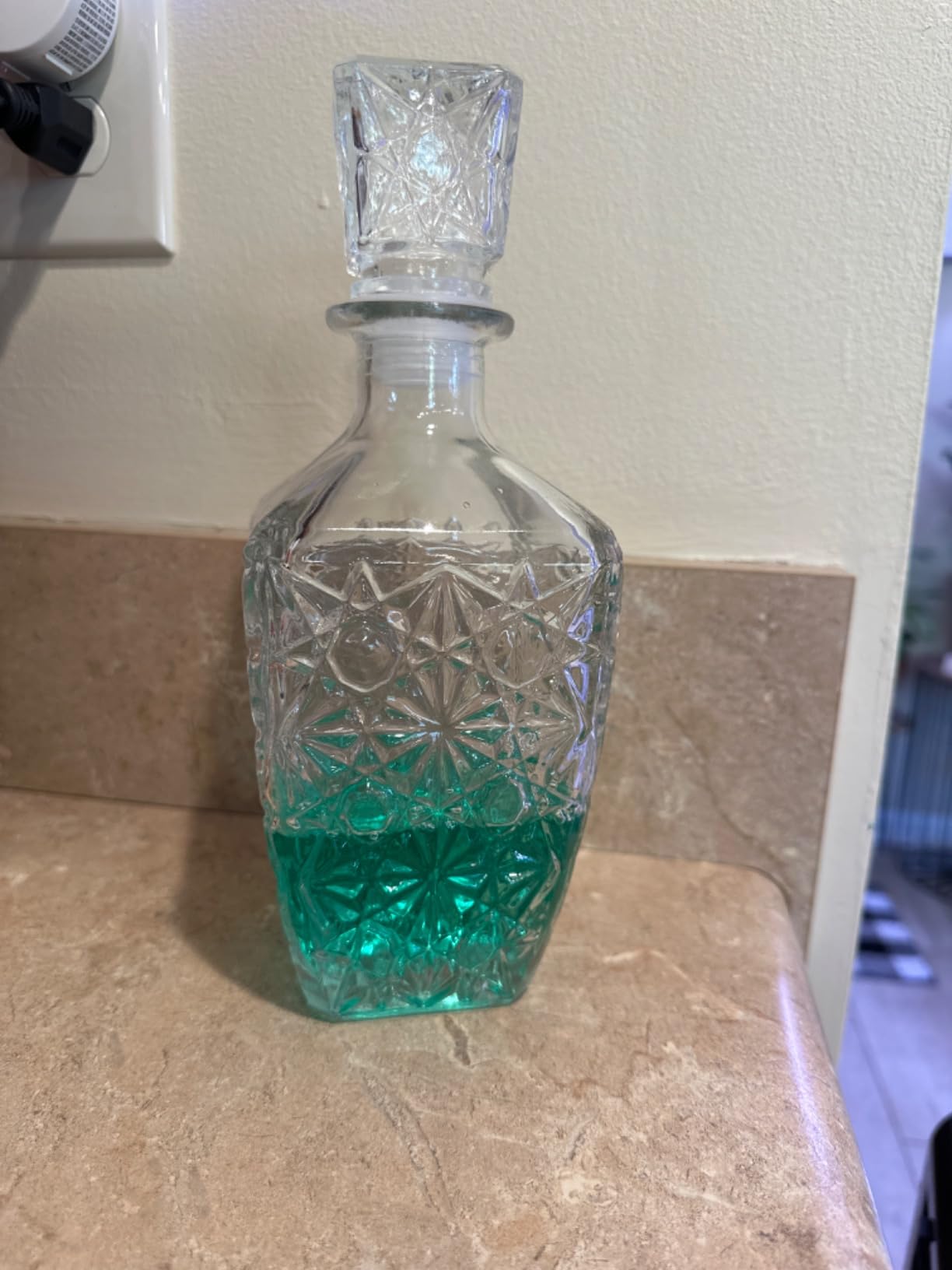 Chefcaptain Liquor Decanter Bottle With Stopper, Lead-Free Glass, Crystal Cut Design, 760ml (26 Oz), Dishwasher Safe, Clear customer photo 2