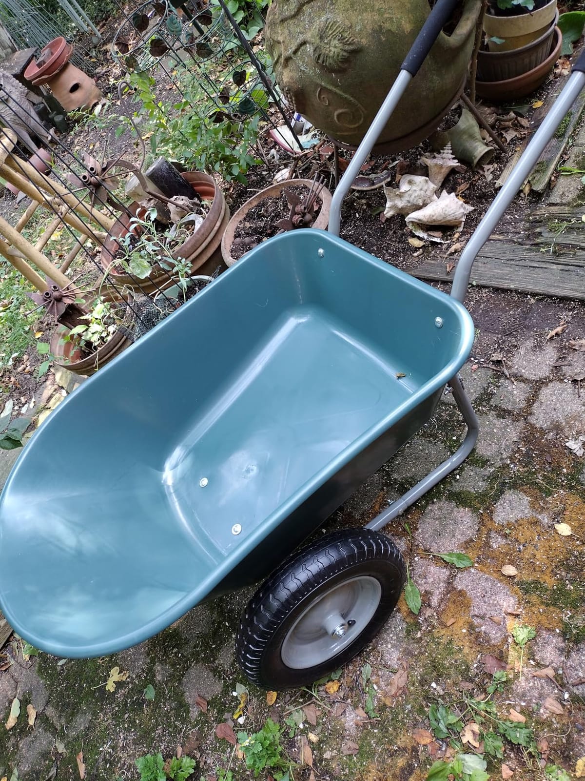 Best Choice Products Dual-Wheel Home Utility Yard Wheelbarrow Garden Cart w/Built-in Stand for Lawn, Gardening, Construction - Green customer photo 2