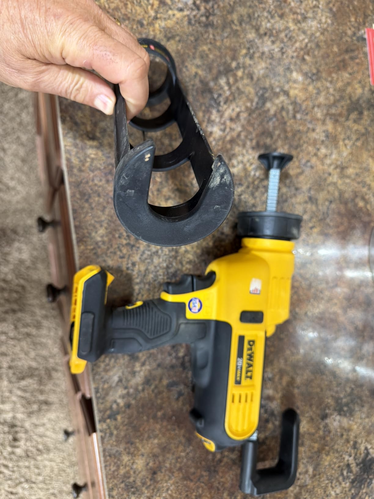 DEWALT 20V MAX* Cordless Caulking Gun, 29oz, Tool Only (DCE570B) customer photo 2