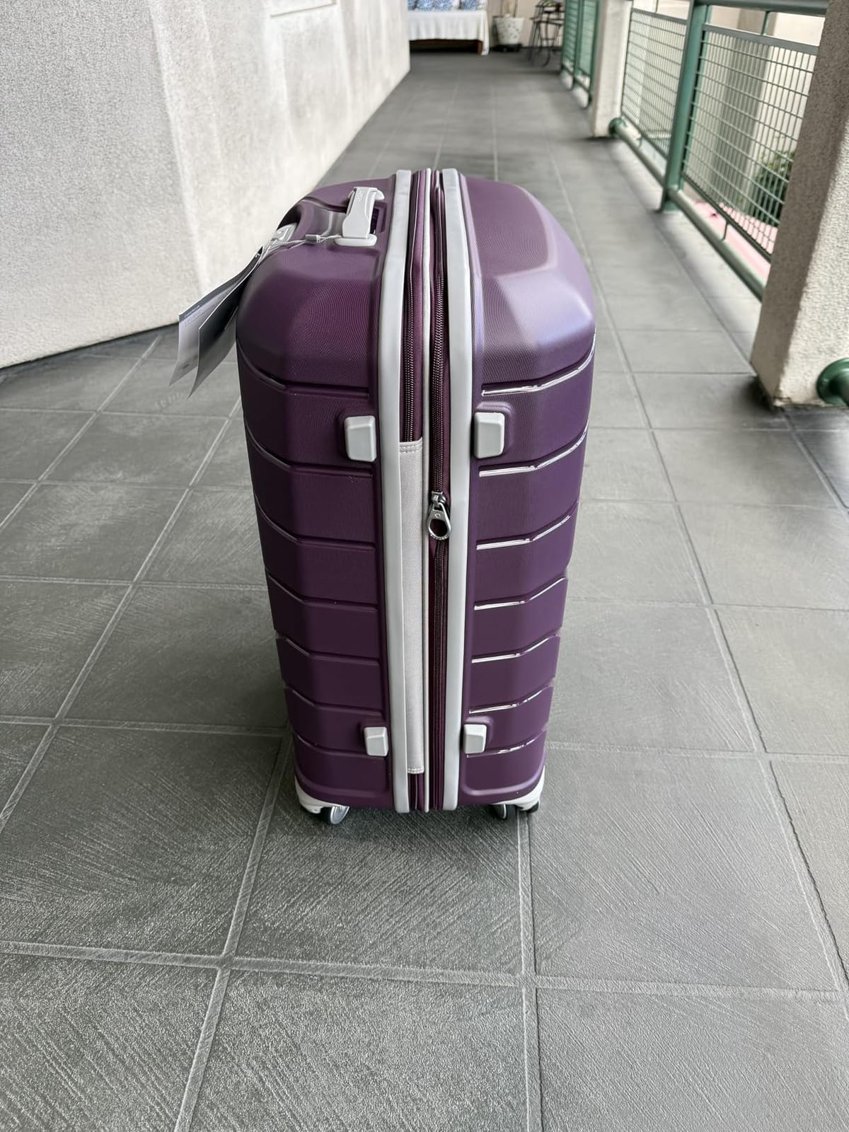 Samsonite Freeform Hardside Carry-On Luggage with Spinner Wheels - Hardshell Suitcase - TSA, Airline-Approved - Expandable Hard Shell, Smooth Rolling Wheels for Lightweight Travel - Black customer photo 2