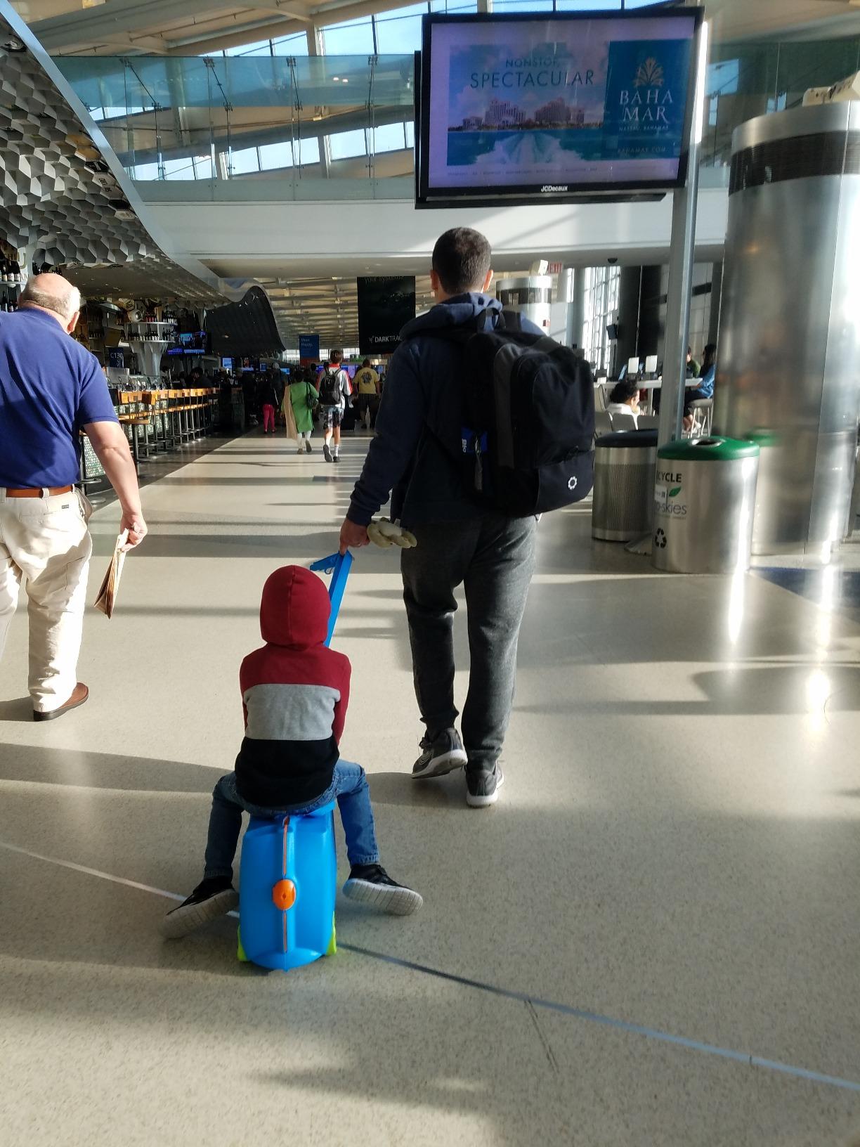 Trunki Ride-On Kids Suitcase | Tow-Along Toddler Luggage | Carry-On Cute Bag with Wheels | Kids Luggage and Airplane Travel Essentials: Una Unicorn Turquoise customer photo 1