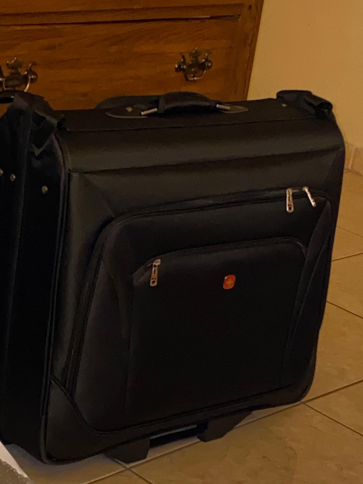 SwissGear 7895 Premium Rolling Garment Bag, Bonus Hanging Feature, Men's and Women's, 24-Inch Luggage - Black customer photo 1