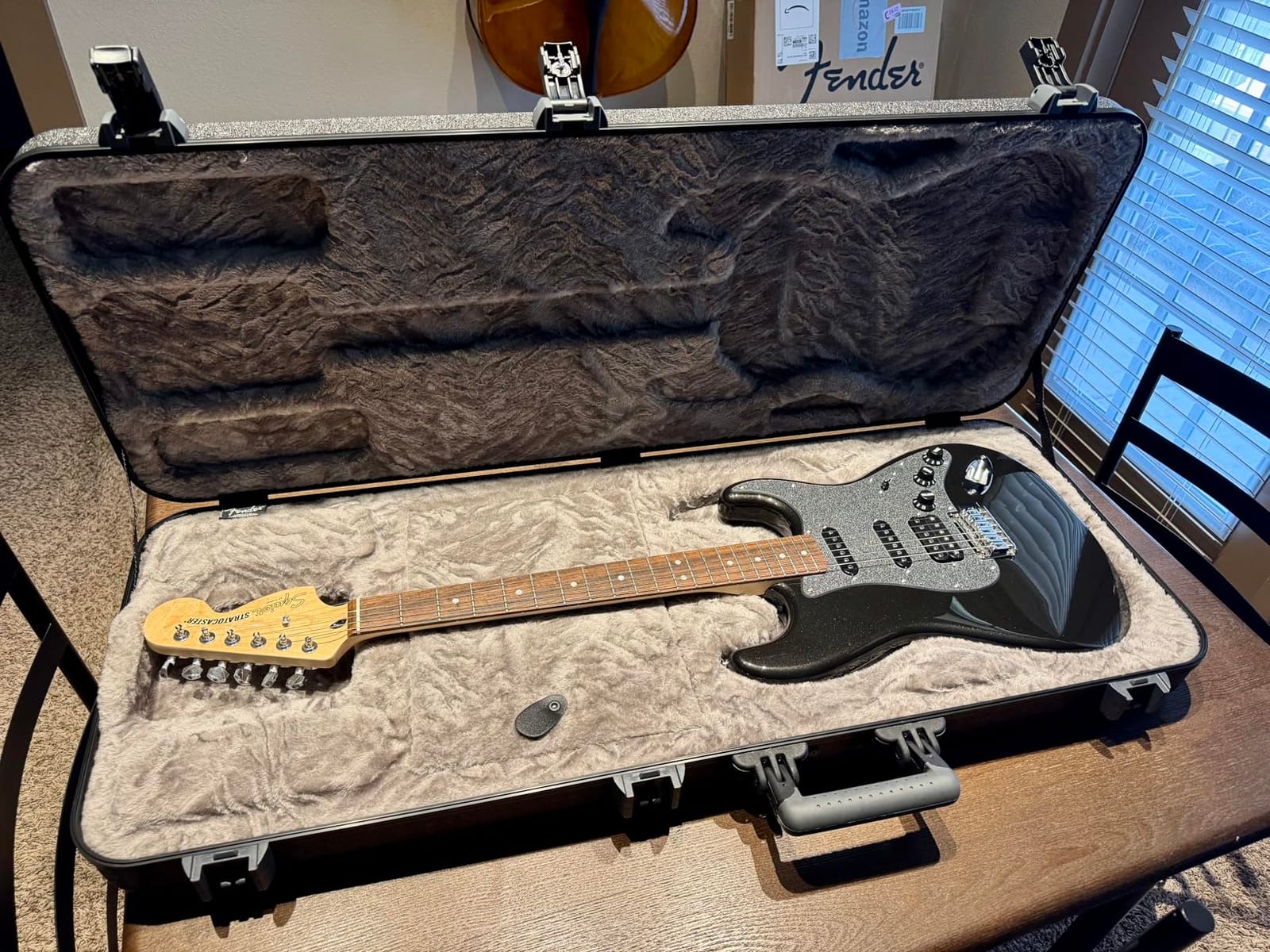 Fender Deluxe Molded Guitar Case for Stratocaster and Telecaster Electric Guitars, Military-Grade ABS Hard Shell with TSA Lock, Black customer photo 1