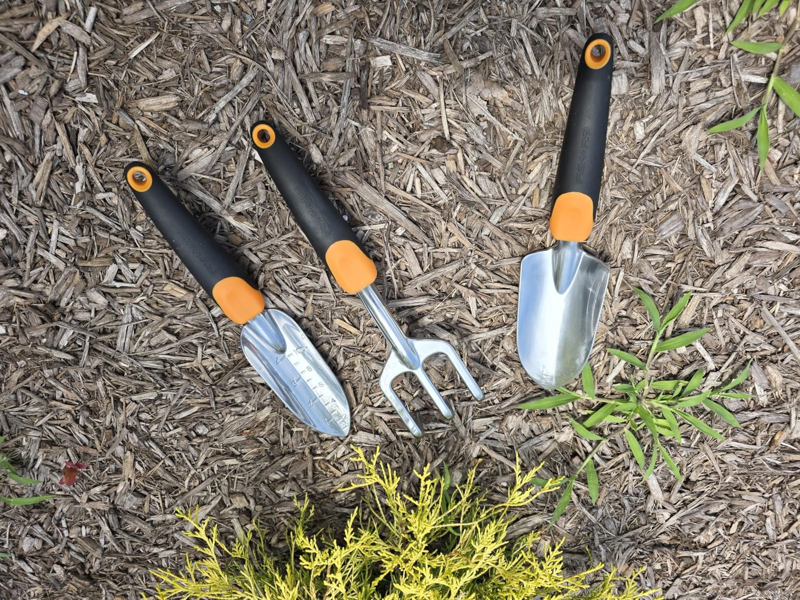 Fiskars 3-Piece Garden Hand Tools Set w/ Trowel, Transplanter & Cultivator customer photo 1