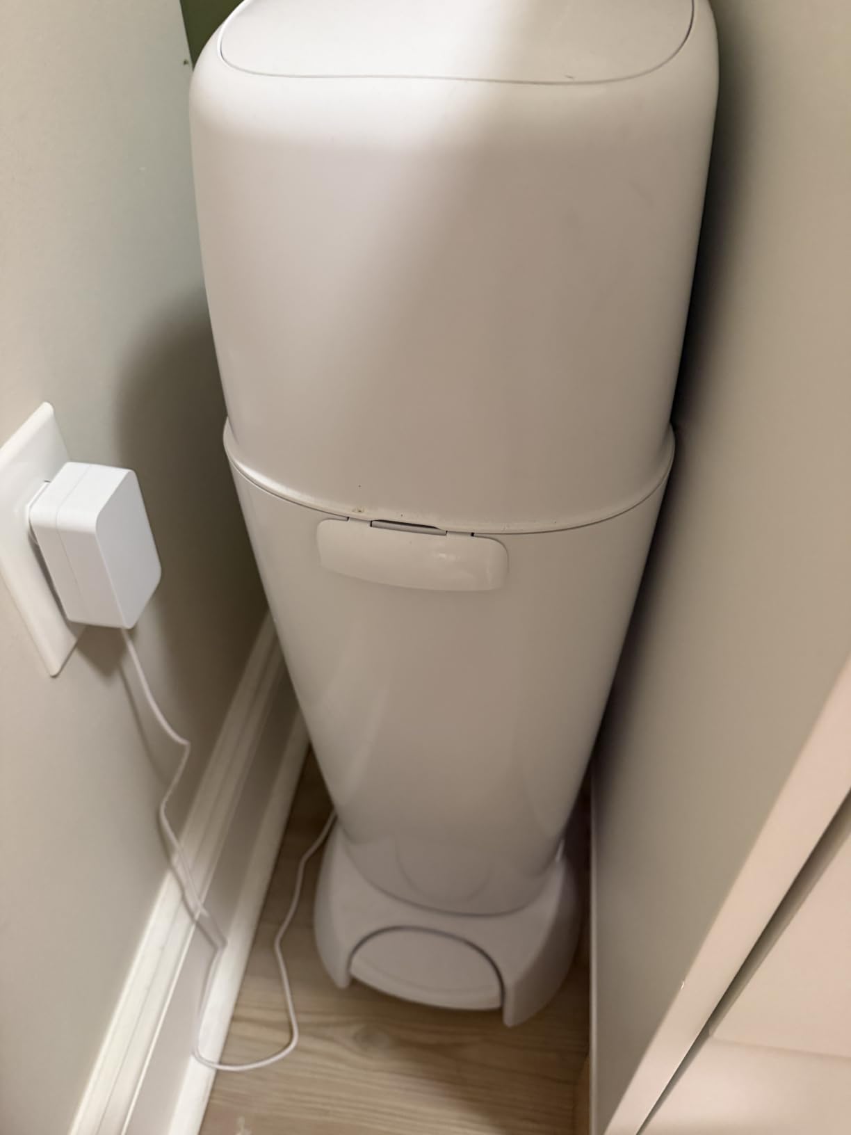 Diaper Genie Complete Diaper Pail (White) – Includes 1 Refill (Holds 270 Newborn Diapers) & 1 Carbon Filter customer photo 1
