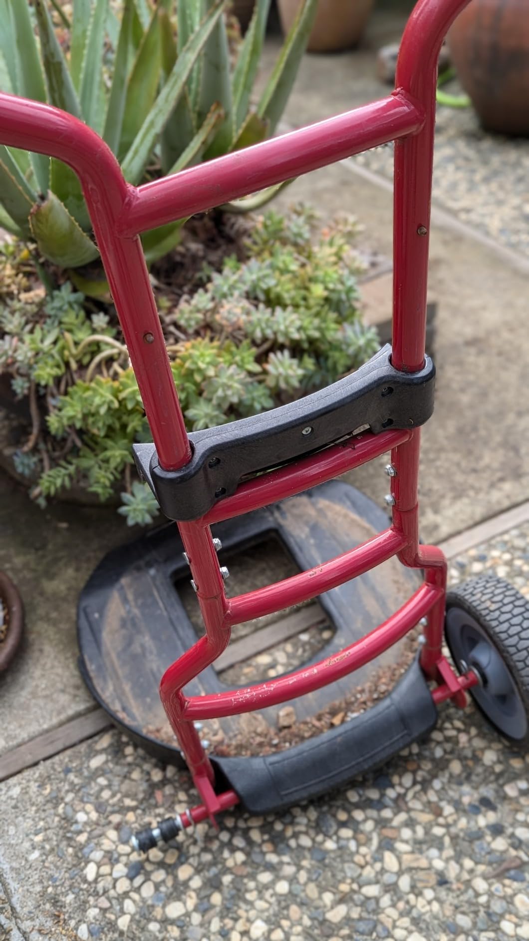 Rubbermaid Commercial Products Brute Construction and Landscape Dolly, 250-Pound Capacity, Red, Heavy Duty Dolly with Wheels customer photo 1