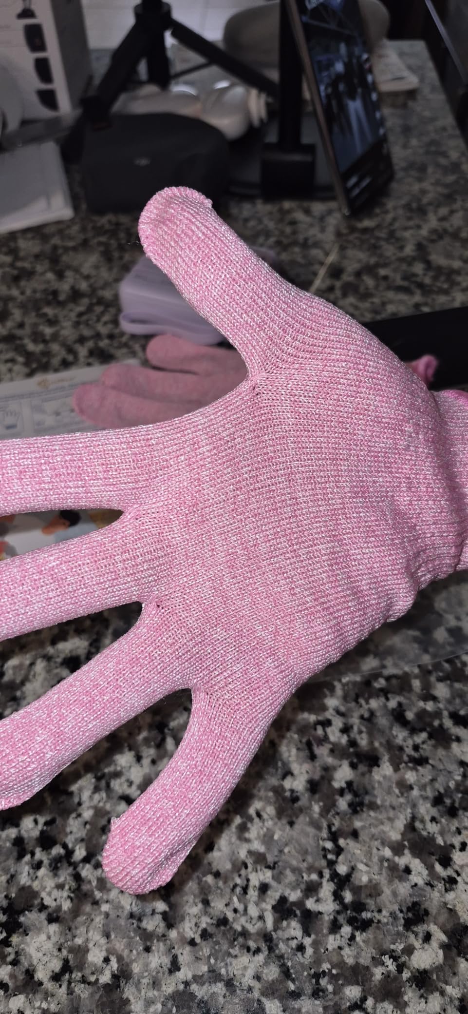 Evridwear Cut Resistant Gloves Food Grade Level 5 Kitchen Safety Protection (Medium, Pink) customer photo 1