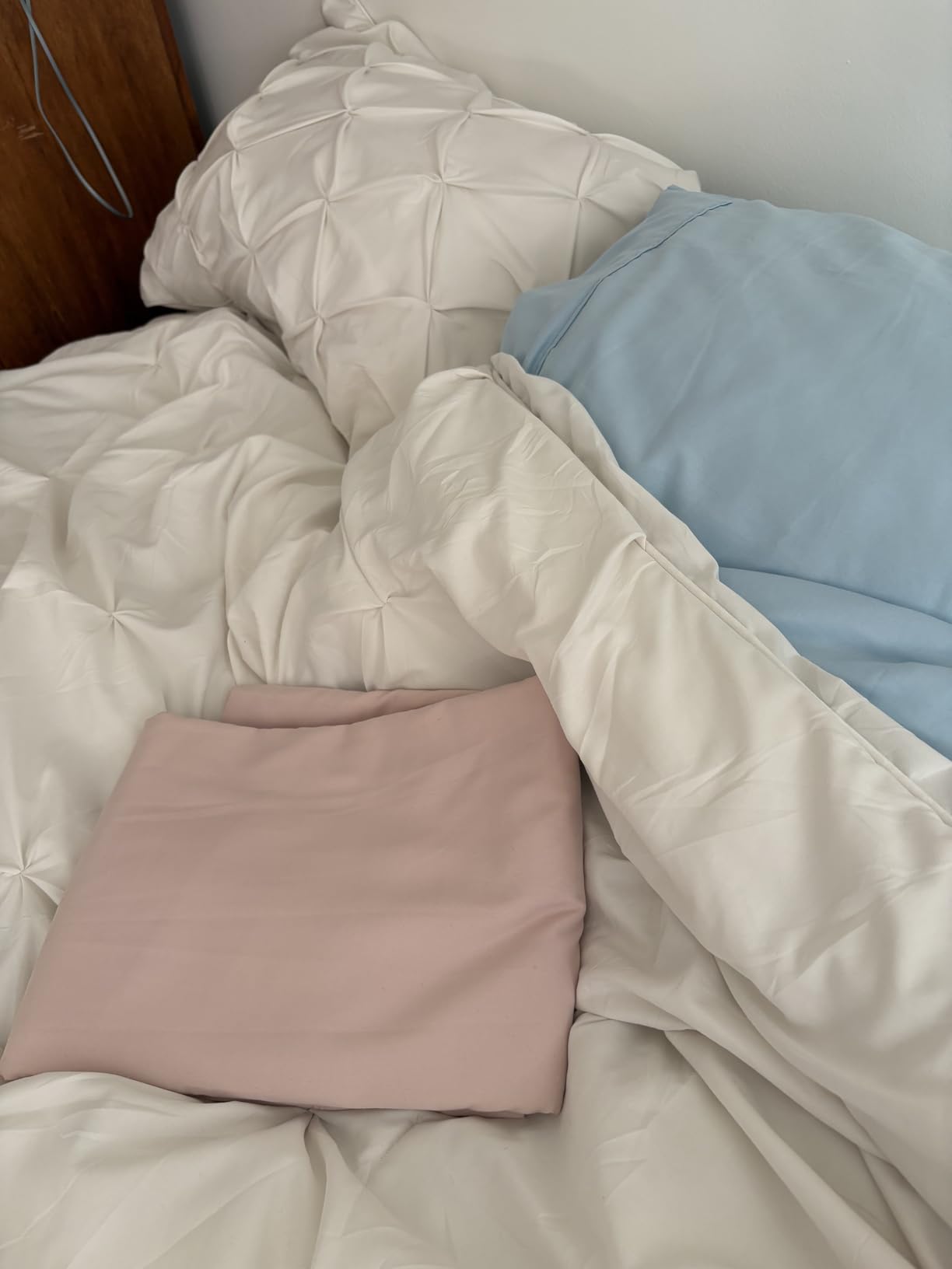 Amazon Basics Soft, Lightweight Down-Alternative Comforter Set, 3-Piece Pinch-Pleat Bedding Set with Piped Edges, Full/Queen Size, Bright White customer photo 1