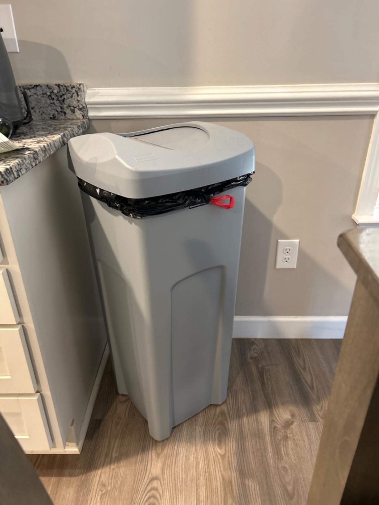 Rubbermaid Commercial Products Square Trash/Garbage Container with Untouchable Swing Top Lid, 23-Gallon, Gray, Perfect for Outdoor/Restaurant/School/Kitchen customer photo 1