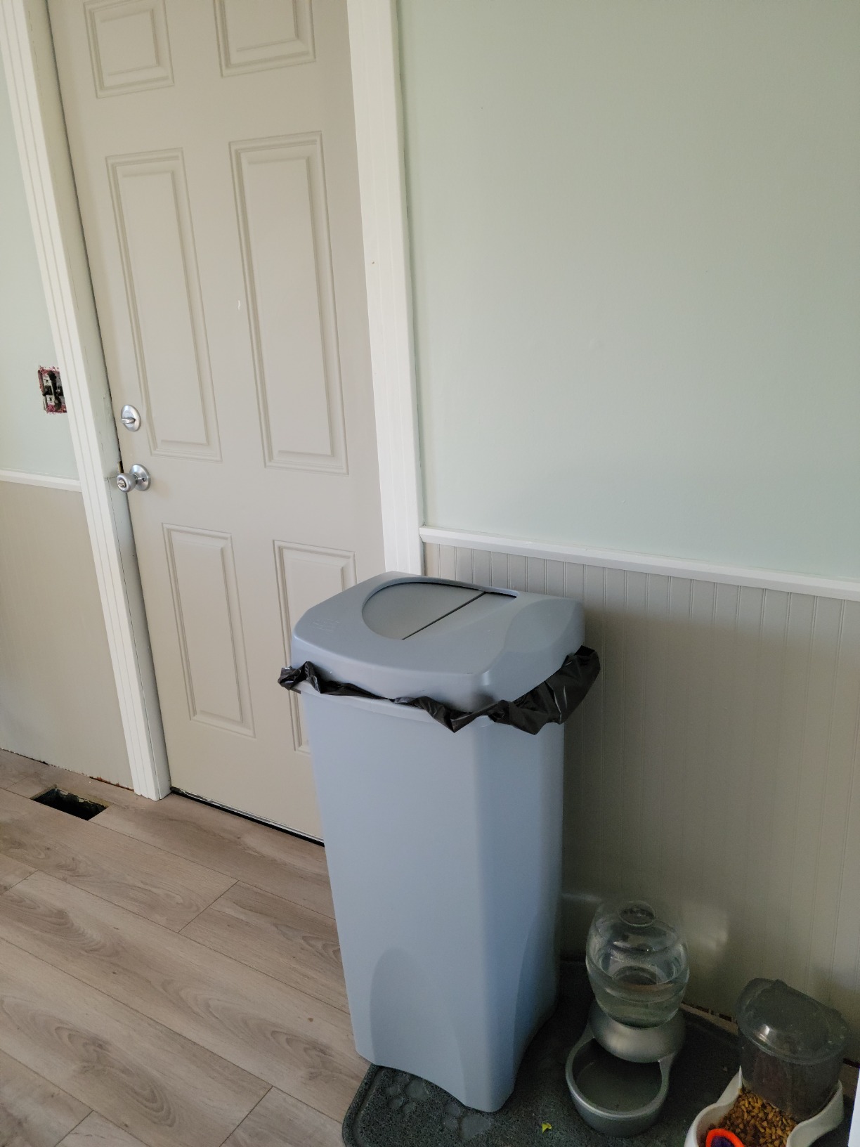 Rubbermaid Commercial Products Square Trash/Garbage Container with Untouchable Swing Top Lid, 23-Gallon, Gray, Perfect for Outdoor/Restaurant/School/Kitchen customer photo 2