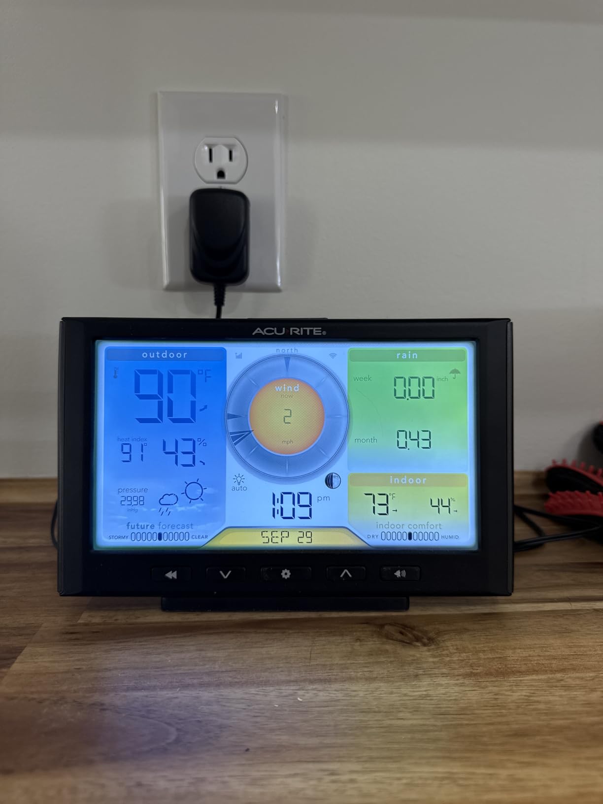 AcuRite Iris (5-in-1) Home Weather Station with Wi-Fi Connection to Weather Underground with Temperature, Humidity, Wind Speed/Direction, and Rainfall (01540M) , Black customer photo 2