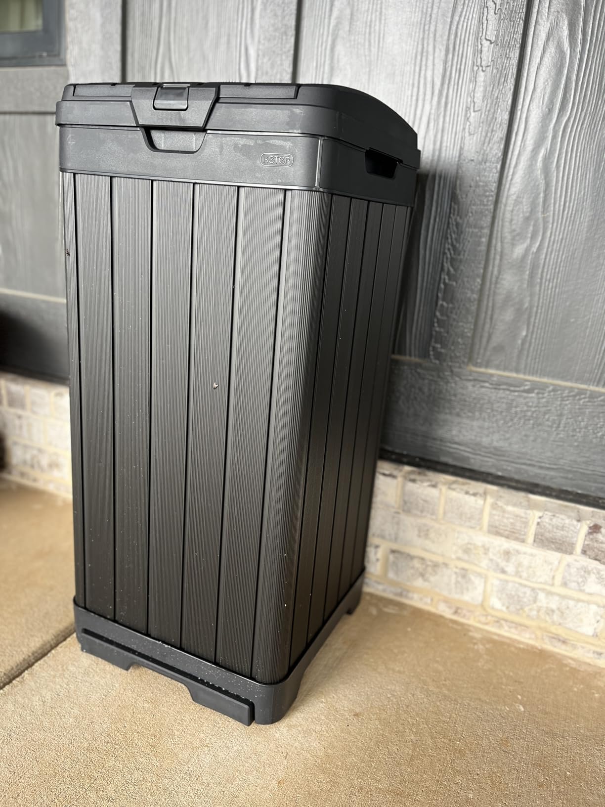 Keter Baltimore Resin 38 Gallon Outdoor Kitchen Trash Can with Lid and Drip Tray for Easy Cleaning, Perfect for Patio Dining, Black customer photo 2