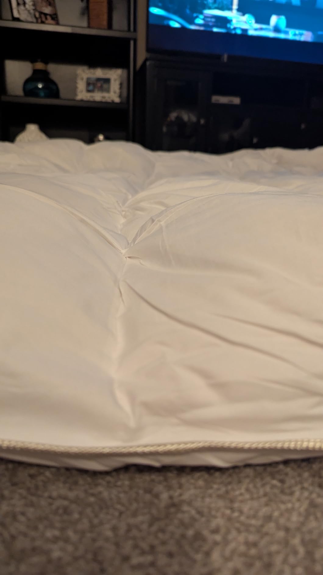 Luxurious All-Season Goose Down Feather Fiber Comforter Queen Size Duvet Insert, Exquisite Pinch Pleat Design, Premium Baffle Box, 100% Egyptian Cotton Cover, 55 oz. Fill Weight, White customer photo 2