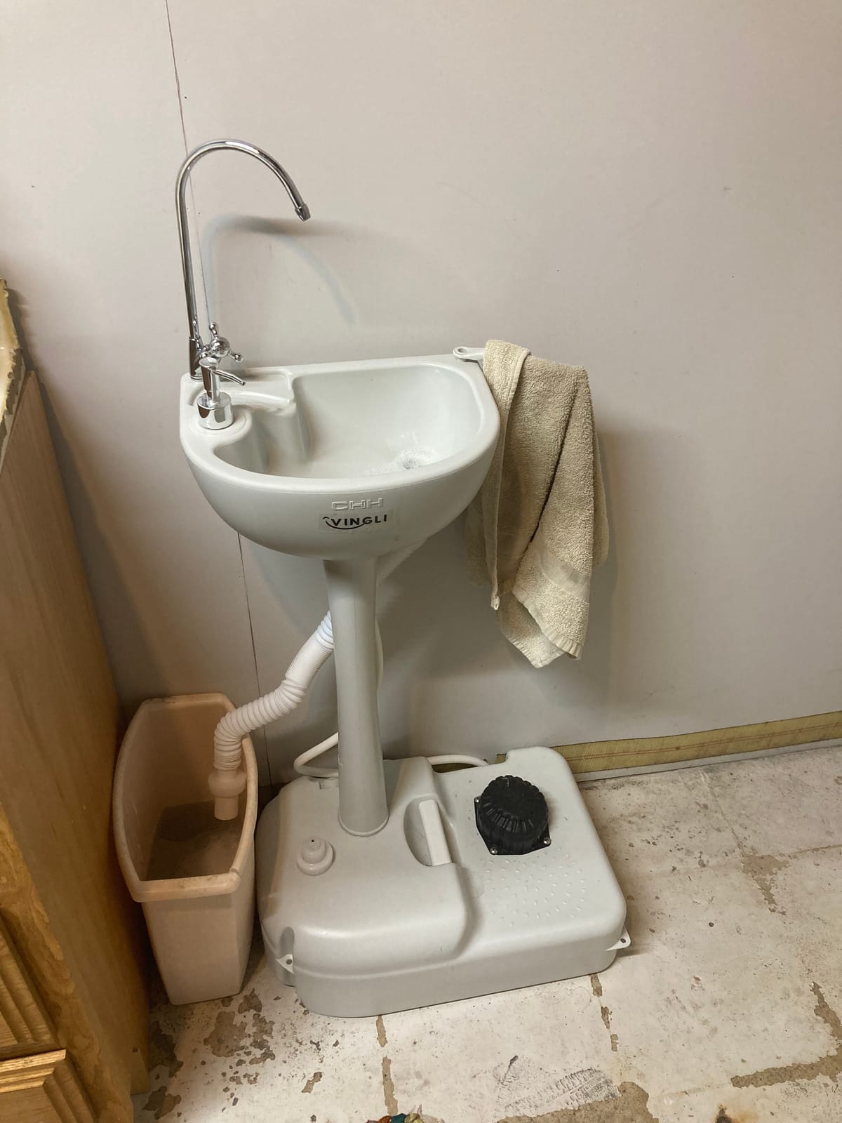 VINGLI Upgraded Portable Sink| Rolling Hand Wash Basin Stand with Towel Holder & Soap Dispenser & Wheels, Perfect for Garden/Camping/Outdoor Events/Gatherings/Worksite/RV/Indoor customer photo 2